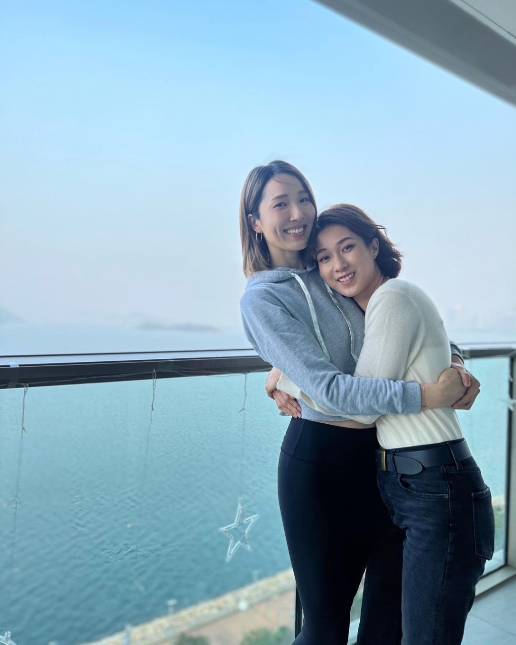 鍾嘉欣與很多圈中人是好友。